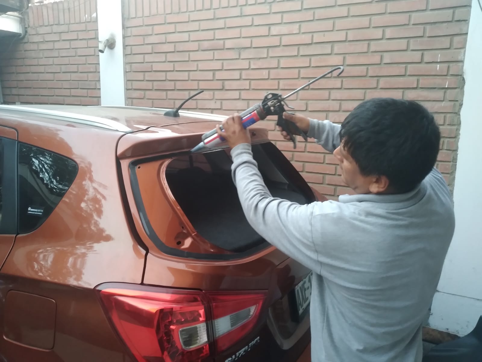 Aplicación del pegamento uretano