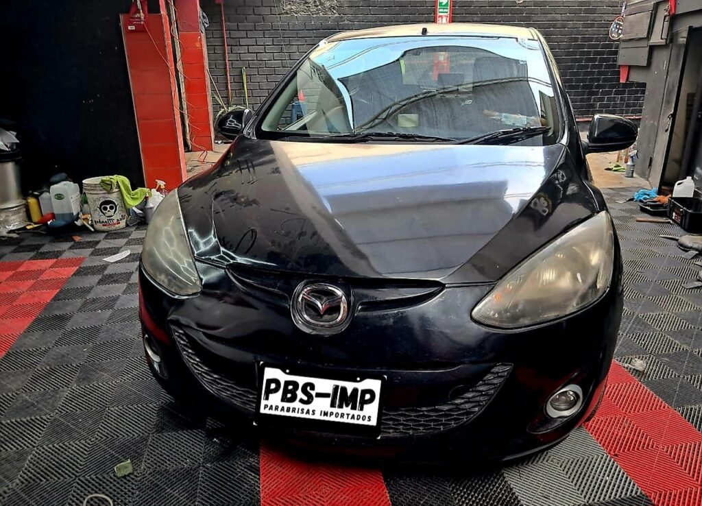 Auto con parabrisas recién instalado en taller de parabrisas en Lima