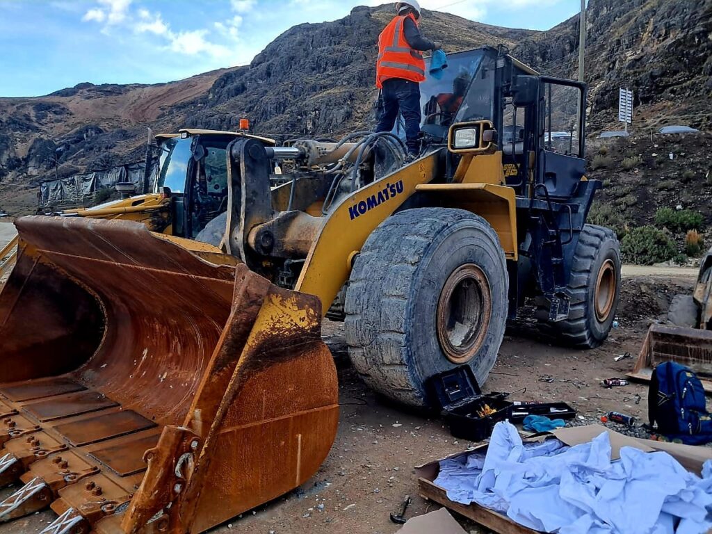 Maquinaria pesada con parabrisas frontal nuevo instalado por técnicos especializados