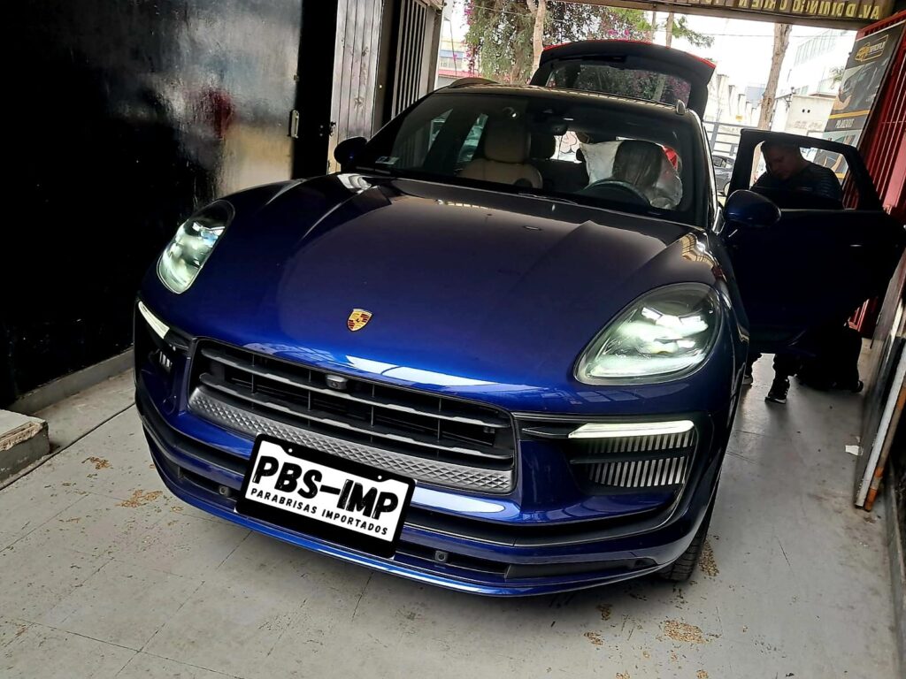 Instalación de lámina de seguridad con polarizado en Porsche Macan en taller especializado